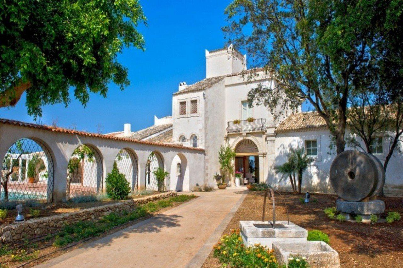 Borgo Di Luce I Monasteri Golf Resort & Spa Συρακούσες Εξωτερικό φωτογραφία The entrance to the museum