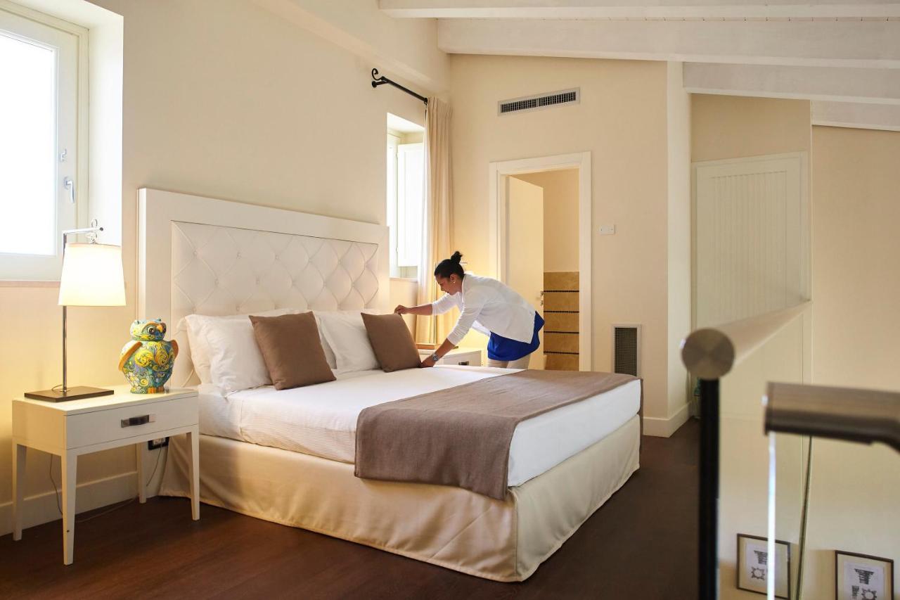 Borgo Di Luce I Monasteri Golf Resort & Spa Συρακούσες Εξωτερικό φωτογραφία A chambermaid making a bed in a hotel room